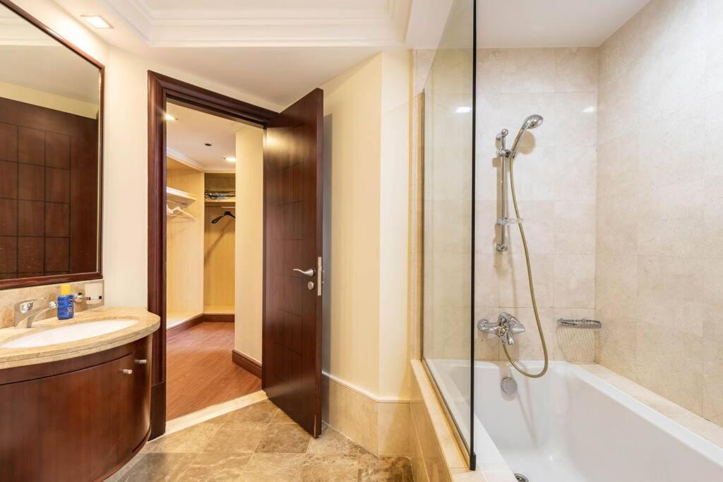 Luxury 1 Bedroom With A Private Beach Taj Granduer Residence At Palm Dubai Esterno foto